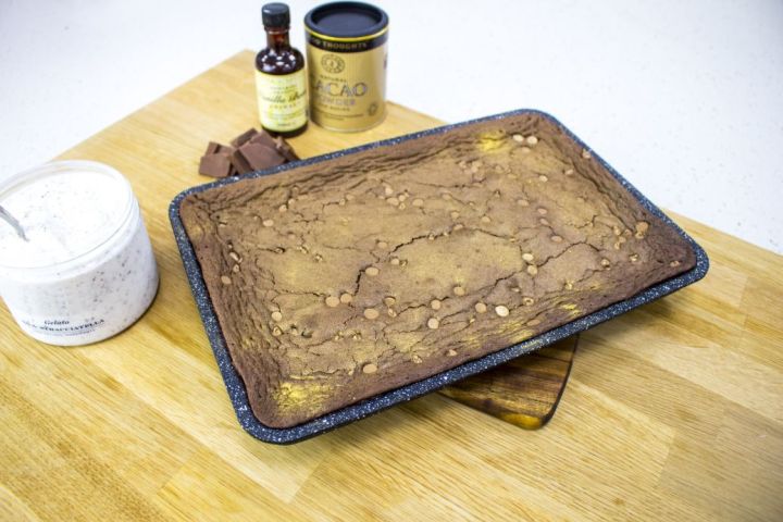 Eaziglide_NS2_31cm_Baking_Tray_Lifestyle_4_01.jpg