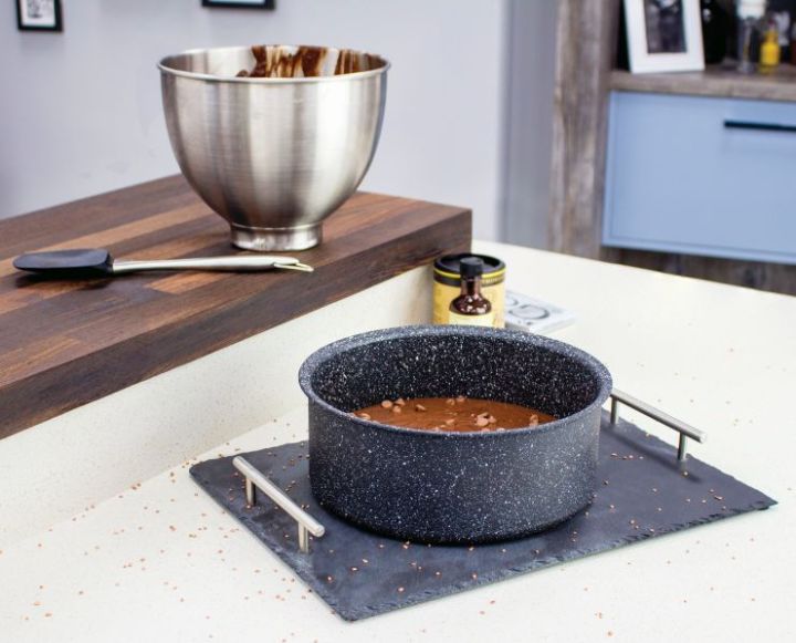 Eaziglide NS2 23cm Cake Tin Lifestyle 1_01.jpg Eaziglide_NS2_23cm_Cake_Tin_Lifestyle_1_01.jpg