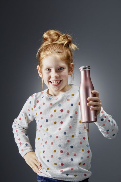 RS3008_240905_Isolierflasche_Edelstahl_Image_mit_Kind3-lpr.jpg