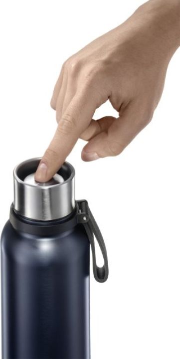 RS5152_240817_Isolier-Flasche_One-Click-Sport_night-blue_Anwendung-hpr.jpg