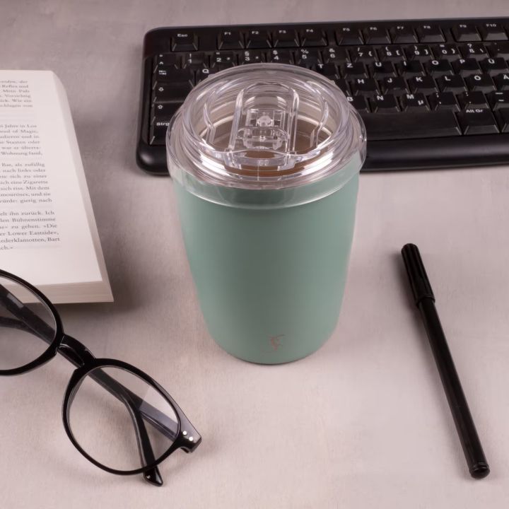 1760449113-lurch-isolierbecher-coffee-dark-salvia-03.jpg