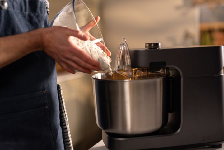 1785848256-lifestyle-halo-pro-splash-guard_adding-ingredients.jpg