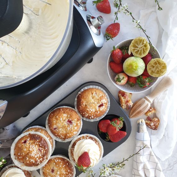 Lahodné jahodové cupcakes připravené s pomocí robota Ankarsrum